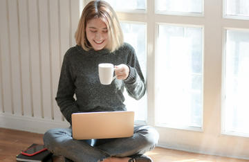 woman with laptop drinking coffee 